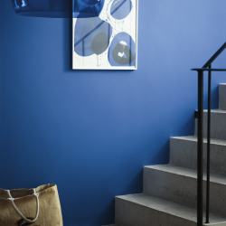 betongtrappa klarblå vägg modern konst